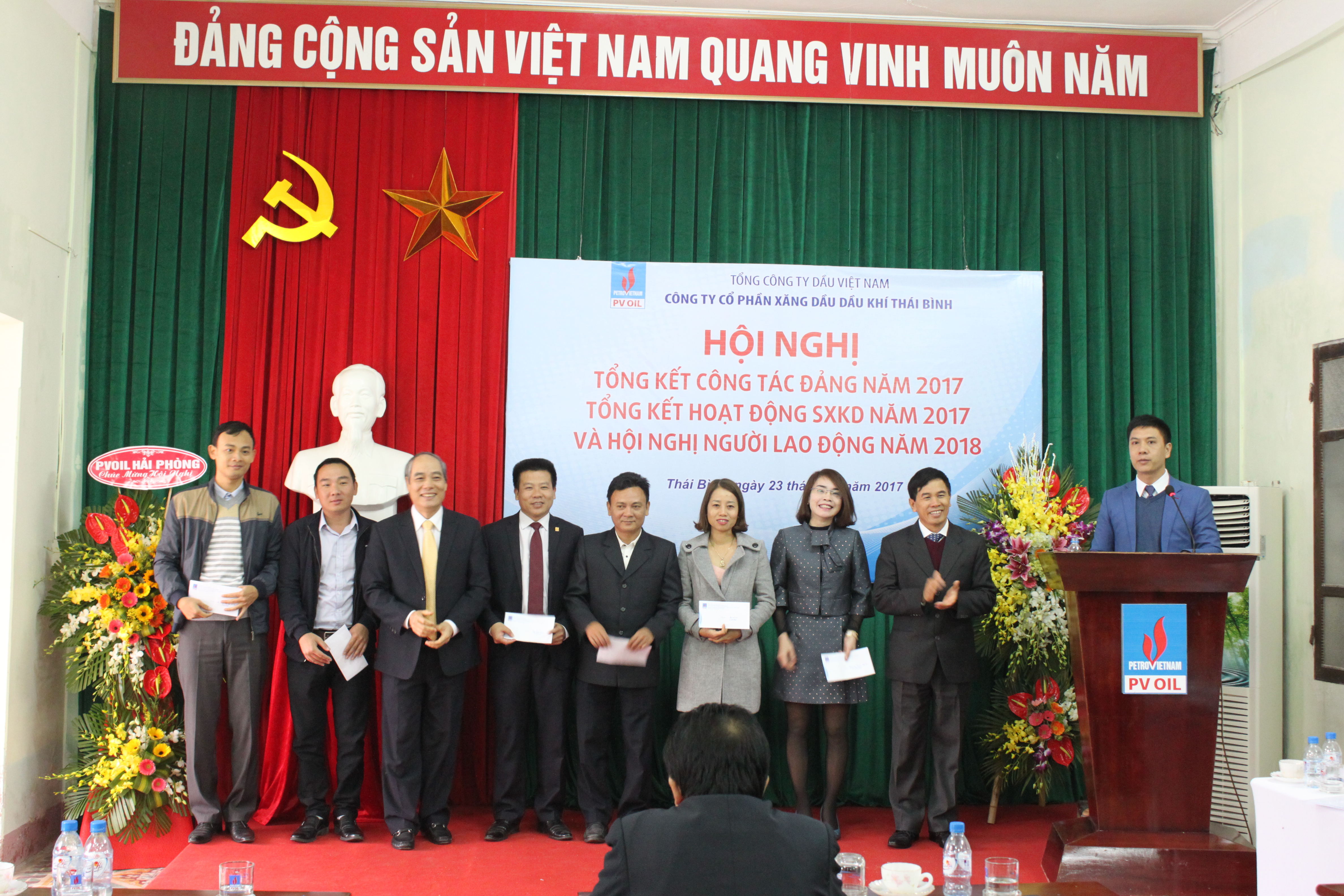 ông Lê Xuân Trình lên trao thưởng cho các cá nhân suất sắc.
